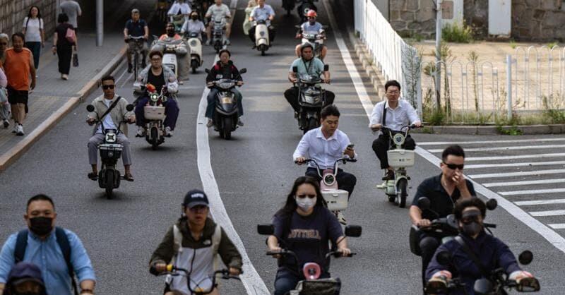 Sicurezza prima di tutto: Pechino impone il casco agli scooter elettrici