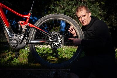 Come modificare (e sbloccare) con 100&euro; una eMTB standard e farci i mondiali FIM?