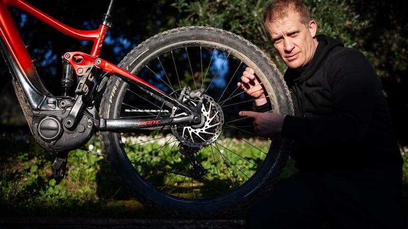 Come modificare (e sbloccare) con 100&euro; una eMTB standard e farci i mondiali FIM?