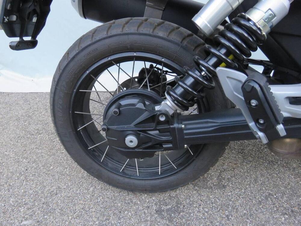 Moto Guzzi V85 TT Evocative Graphics (2021 - 23) (10)