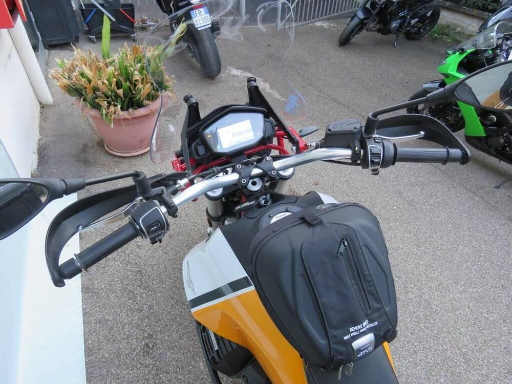 Moto Guzzi V85 TT Evocative Graphics (2021 - 23) (13)