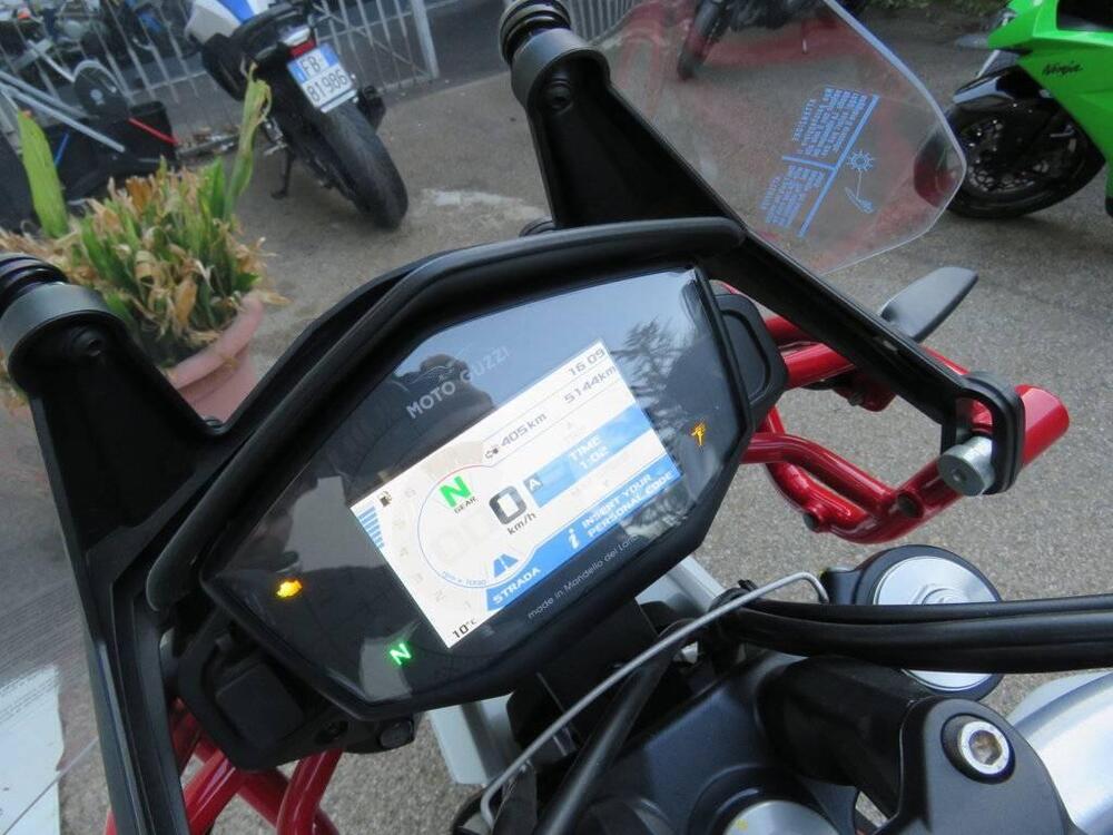 Moto Guzzi V85 TT Evocative Graphics (2021 - 23) (14)