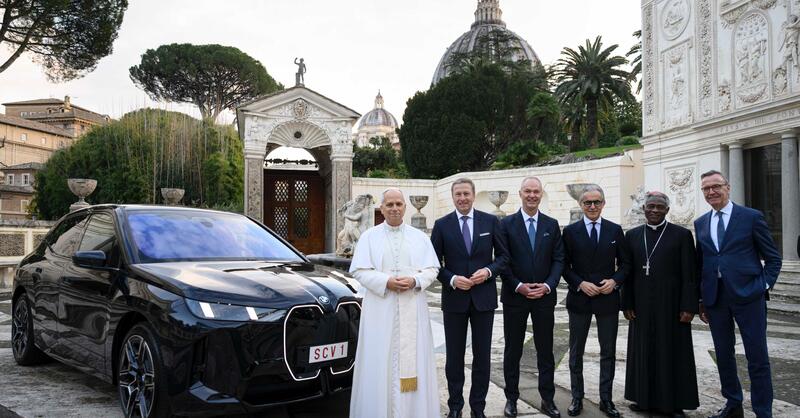 Papa Leone XIV sceglie BMW: ecco la nuova auto elettrica del Pontefice con 700 km di autonomia