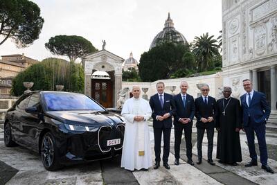 Papa Leone XIV sceglie BMW: ecco la nuova auto elettrica del Pontefice con 700 km di autonomia