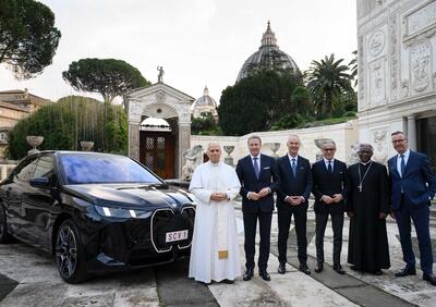Papa Leone XIV sceglie BMW: ecco la nuova auto elettrica del Pontefice con 700 km di autonomia