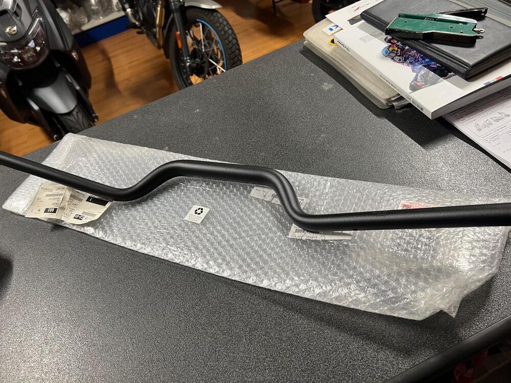 Suzuki Katana 1000 dal 2019 manubrio (2)