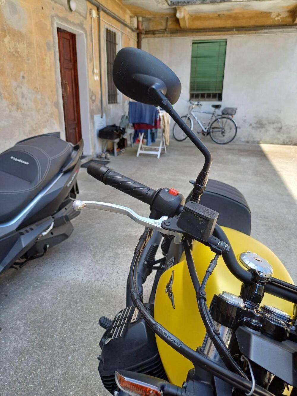 Moto Guzzi V7 Stone (2021 - 24) (2)
