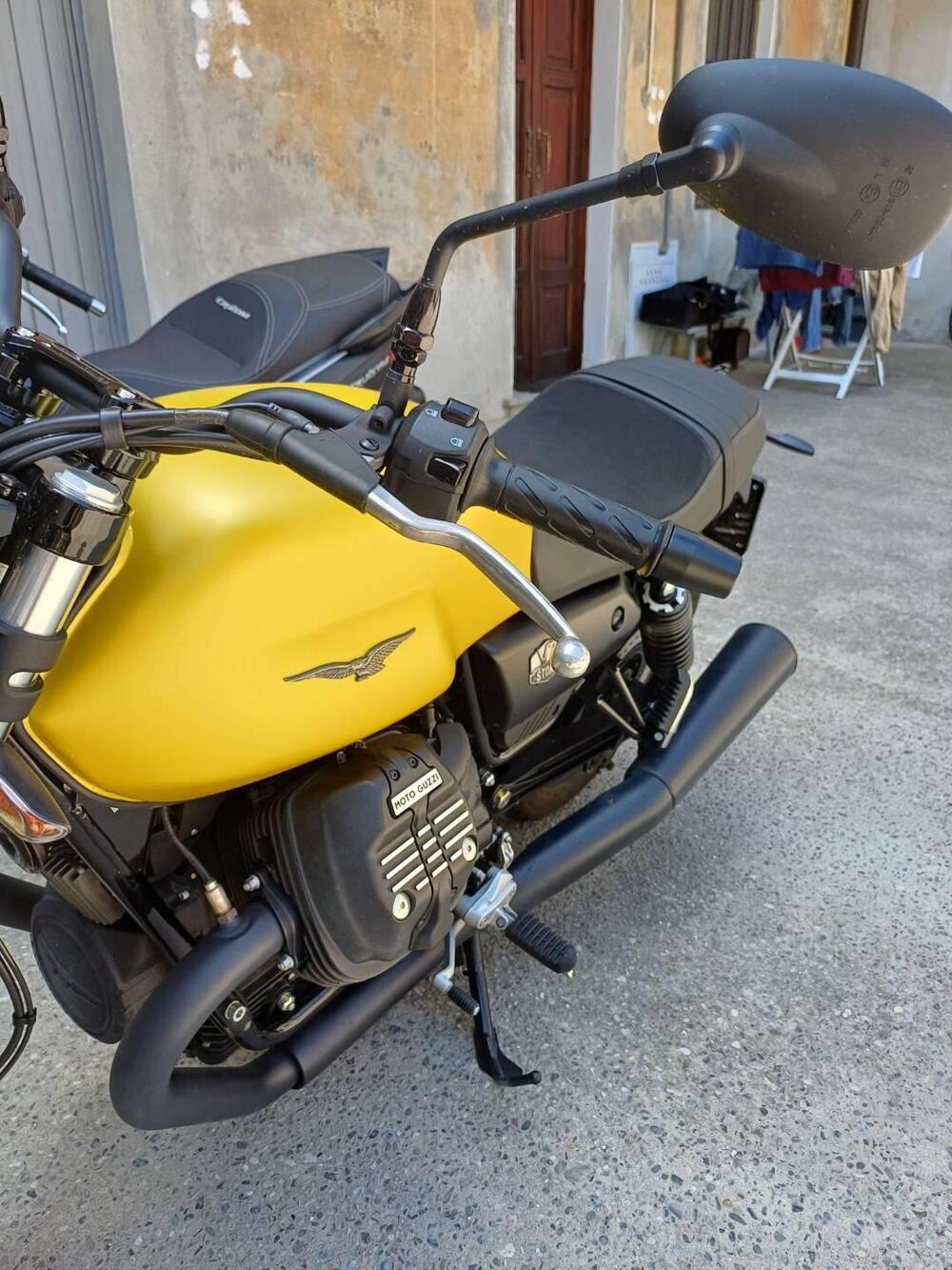 Moto Guzzi V7 Stone (2021 - 24) (3)