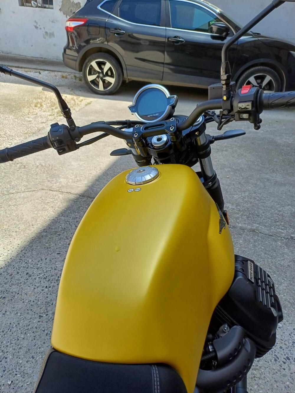 Moto Guzzi V7 Stone (2021 - 24) (7)