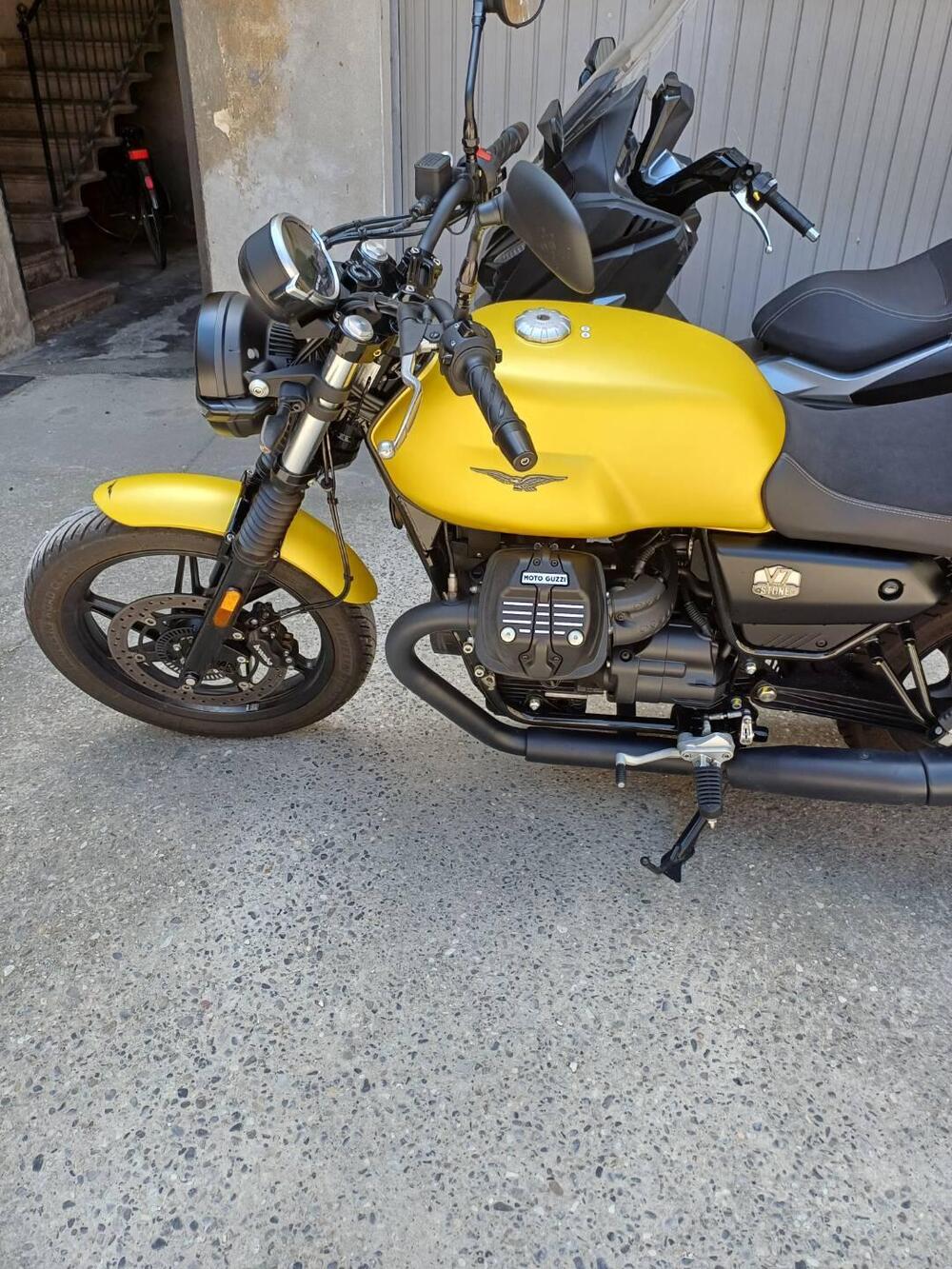 Moto Guzzi V7 Stone (2021 - 24) (11)