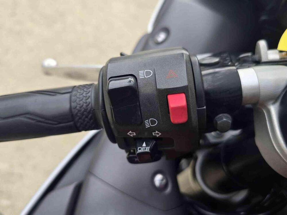 Yamaha YZF R1 (2009 - 11) (13)