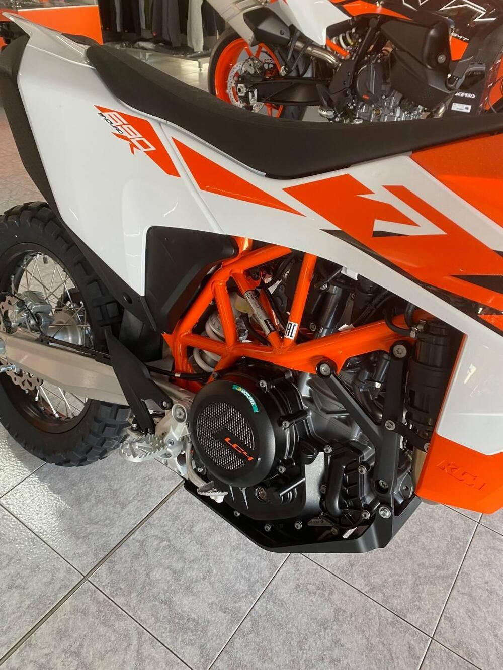 KTM 690 Enduro R (2026) (4)