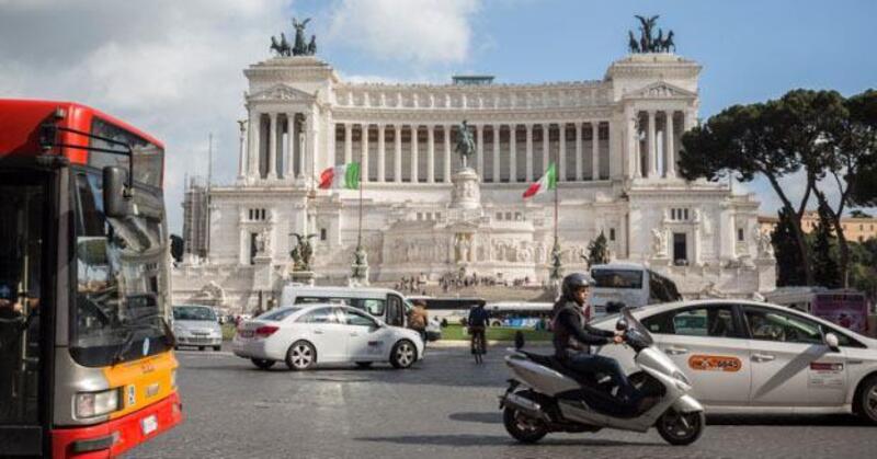 Citt&agrave; paralizzate: i numeri Inrix del traffico mondiale e il vantaggio di moto e scooter