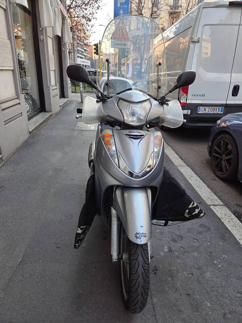 Honda SH 300 i (2006 - 10) (4)