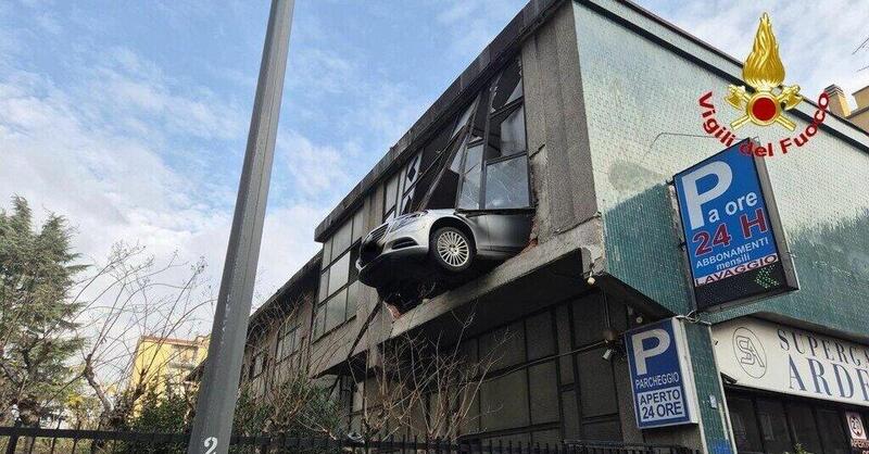 Milano: un uomo sfonda la vetrata di un garage al primo piano