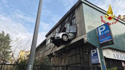 Milano: un uomo sfonda la vetrata di un garage al primo piano