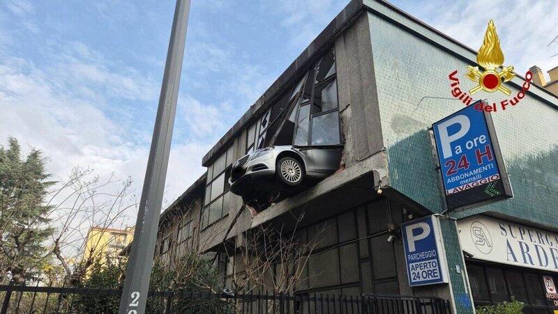 Milano: un uomo sfonda la vetrata di un garage al primo piano