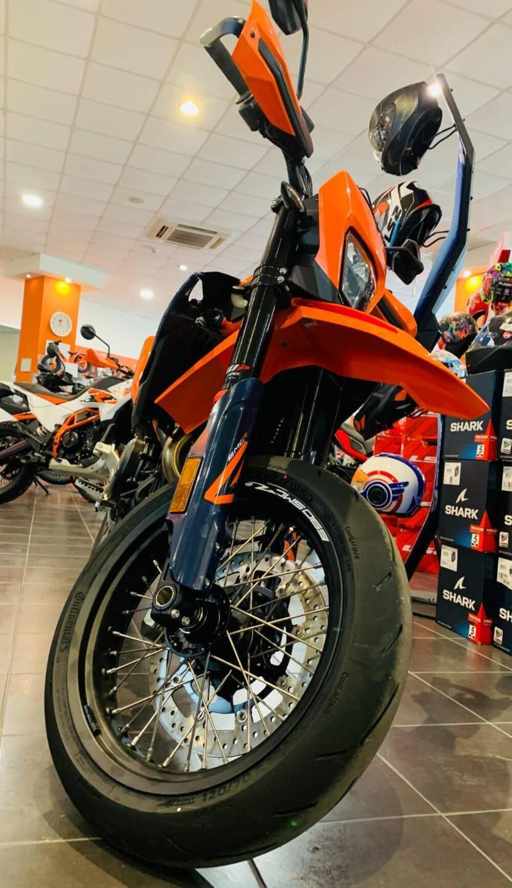 KTM 690 SMC R (2026) (2)