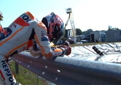 MotoGP 2025. Il momento in cui Davide Tardozzi ha visto Marc Marquez sconsolato: Forse è ora di cambiare