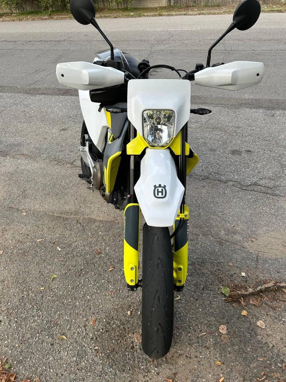 Husqvarna 701 Supermoto (2021) (2)