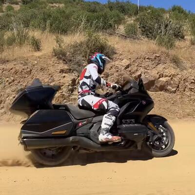 La Gold Wing non &egrave; fatta per fare motocross... eppure pu&ograve; volare. Per davvero! 