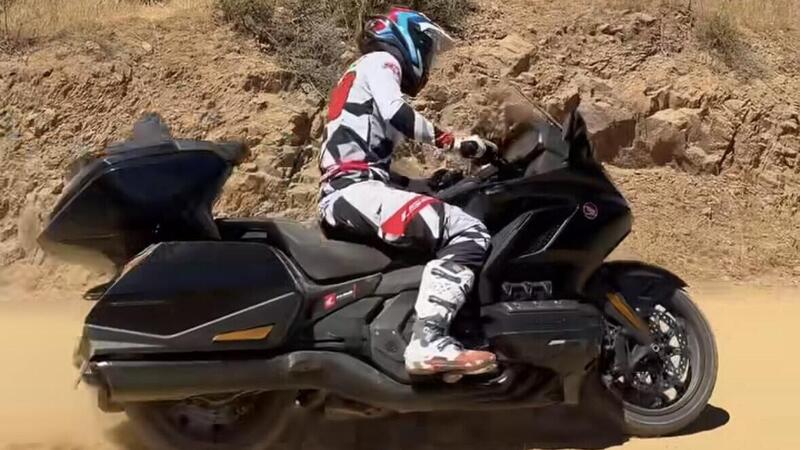 La Gold Wing non &egrave; fatta per fare motocross... eppure pu&ograve; volare. Per davvero! 