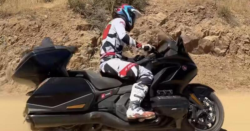 La Gold Wing non &egrave; fatta per fare motocross... eppure pu&ograve; volare. Per davvero! 