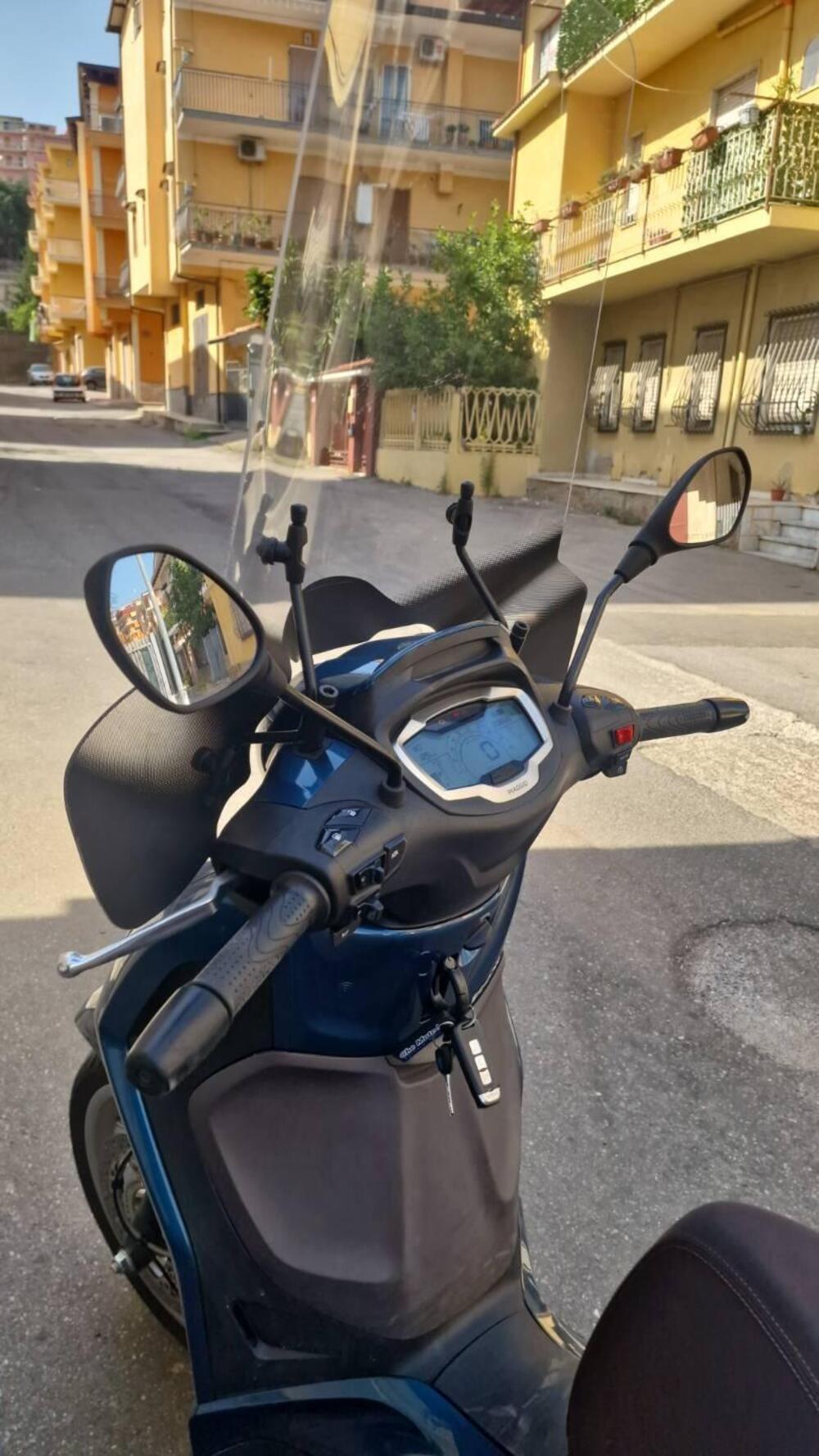 Piaggio Beverly 300 Hpe (2021) (2)