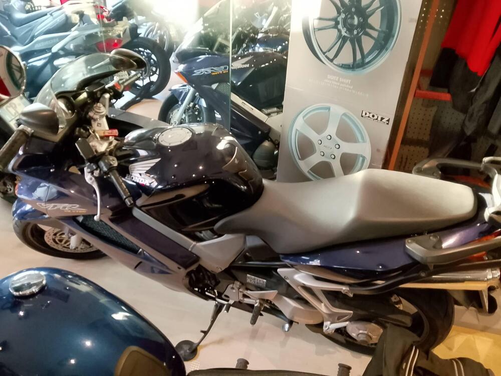 Honda VFR 800 (2002 - 05) (3)