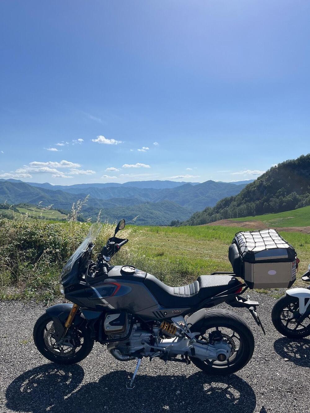 Moto Guzzi V100 Mandello S (2022 - 24) (2)