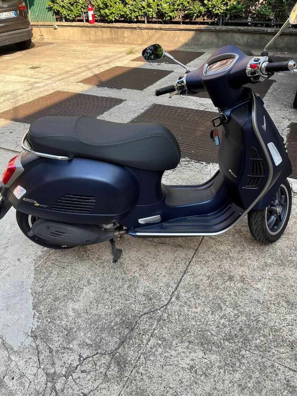 Vespa GTS 300 Super Tech (2023 - 24) (2)