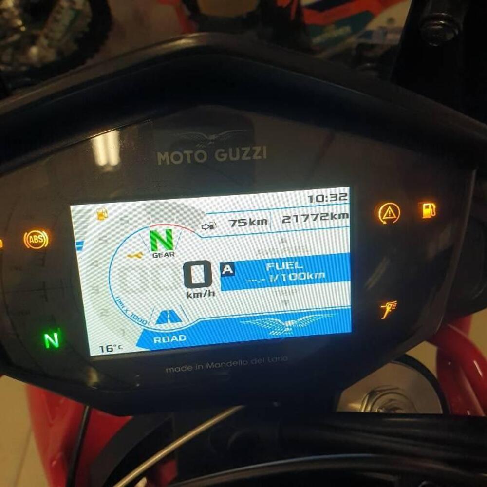 Moto Guzzi V85 TT (2021 - 23) (4)