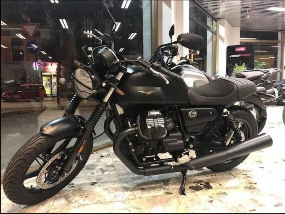 Moto Guzzi V7 Stone (2021 - 24)