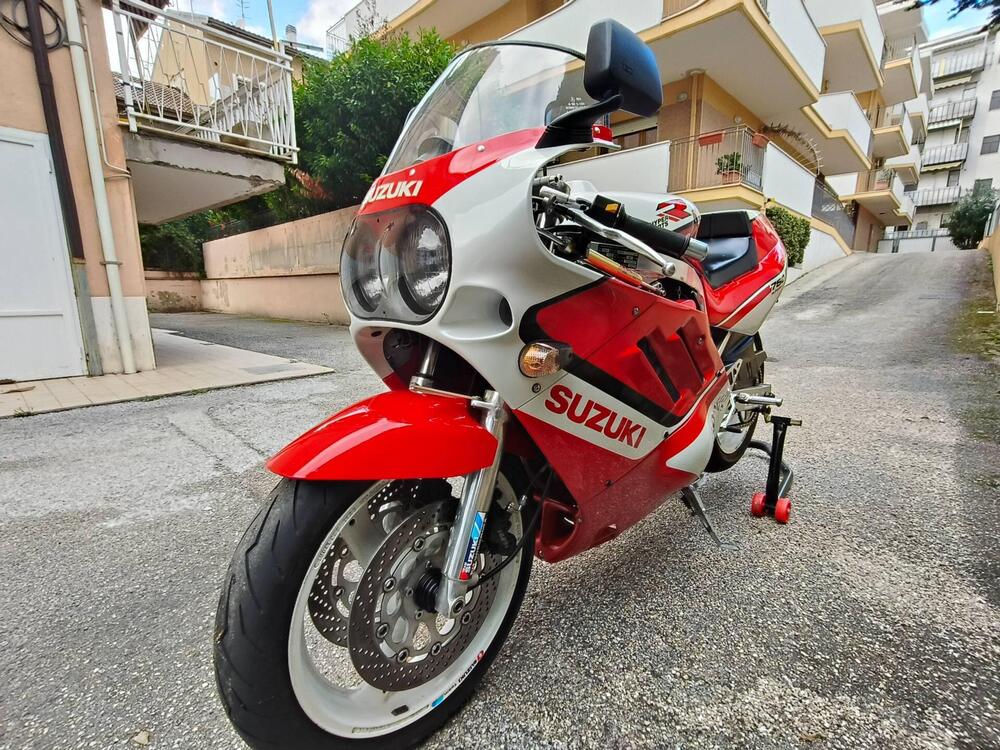 Suzuki GSX R 750 (1988 - 89) (2)