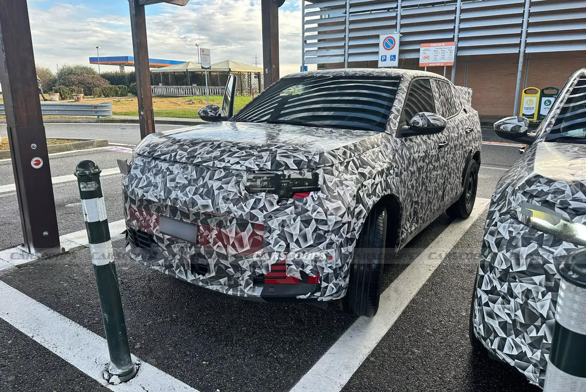Nuova Fiat Fastback: nel 2026 cesserà la produzione della Fiat Tipo, sarà lei la sostituta? [Foto Spia]