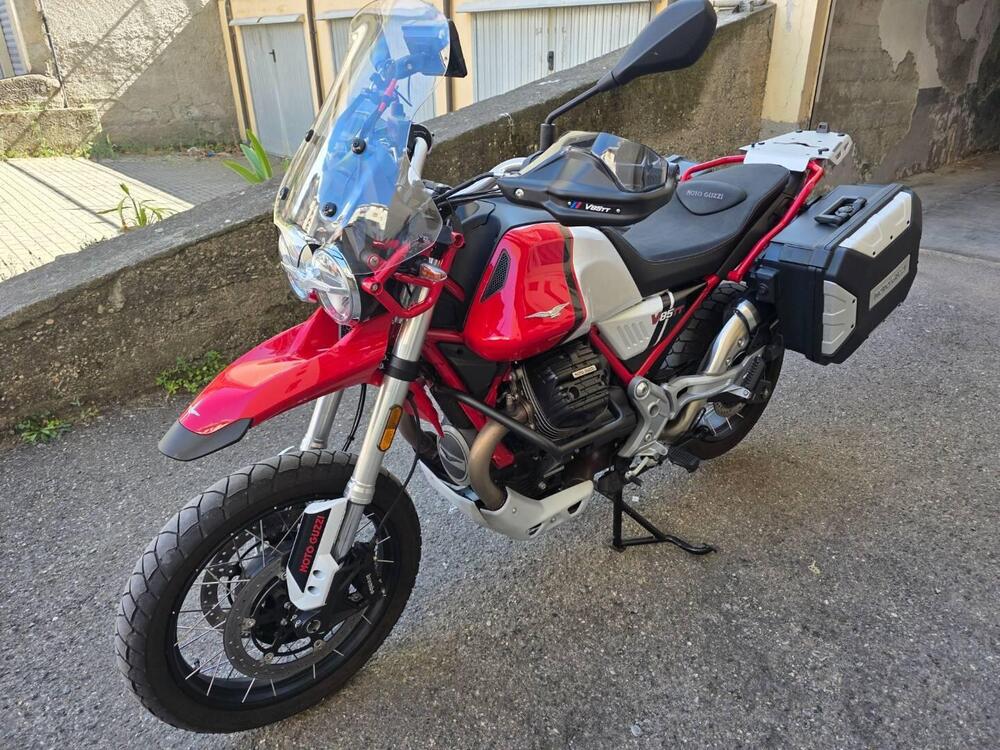 Moto Guzzi V85 TT Evocative Graphics (2021 - 23) (2)