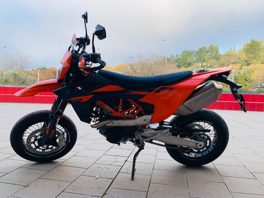 KTM 690 SMC R (2026) (2)