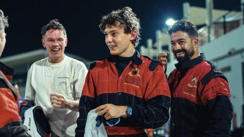 F1. Antonelli in incognito come Verstappen: sorprende tutti e batte Albon sul bagnato ma non Hadjar