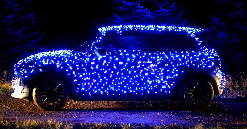 Luci di Natale sulle auto? Ecco perch&eacute; c&rsquo;&egrave; il rischio di multa