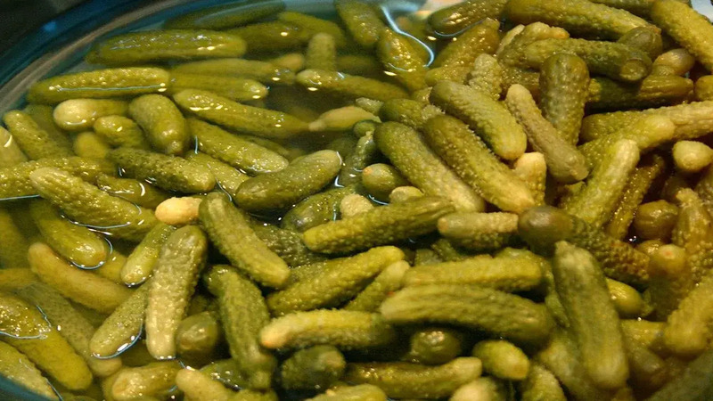 N&eacute; sale n&eacute; additivi chimici: in Germania il ghiaccio si combatte con l&rsquo;acqua dei cetriolini