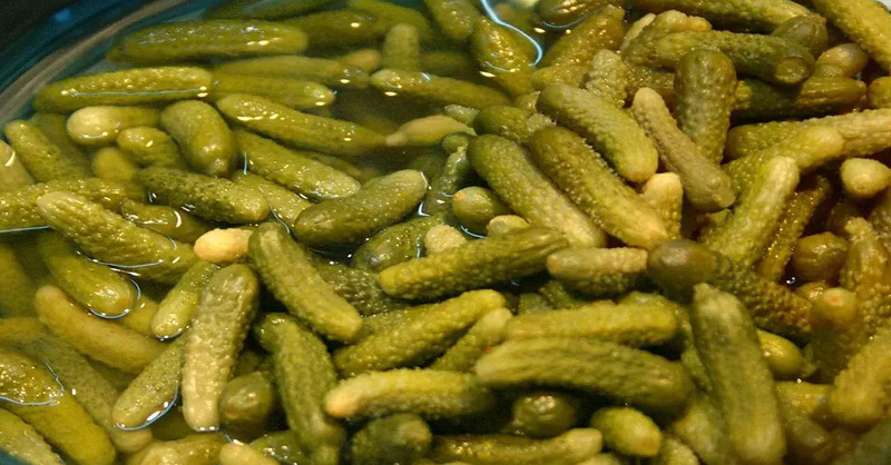 N&eacute; sale n&eacute; additivi chimici: in Germania il ghiaccio si combatte con l&rsquo;acqua dei cetriolini