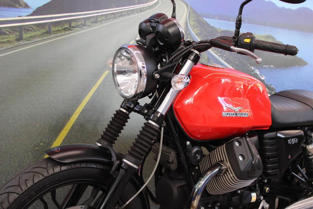 Moto Guzzi V7 II Stone (2015 - 17) (8)