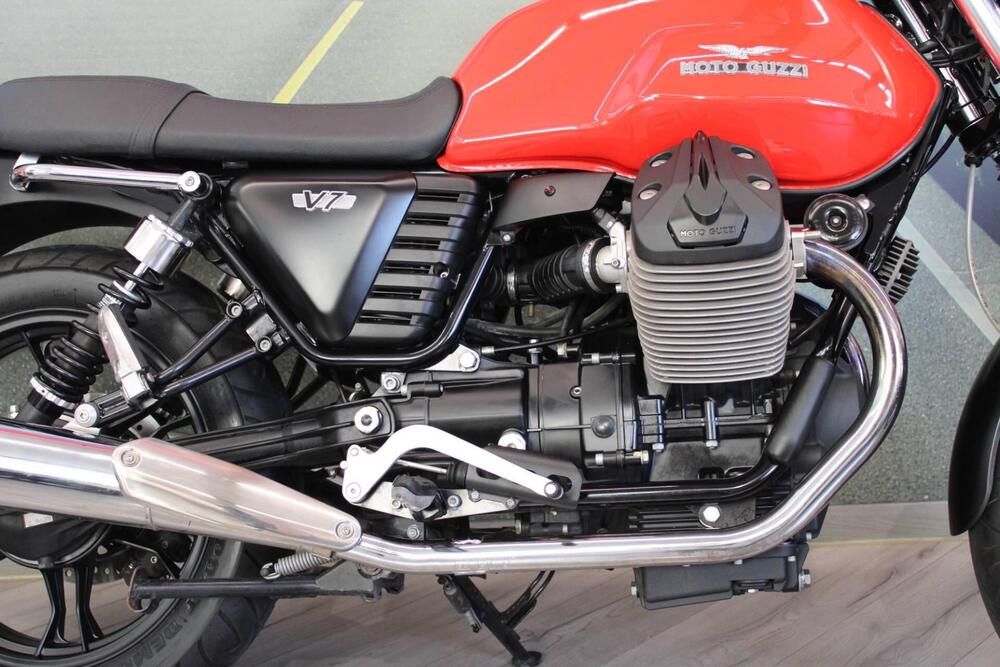 Moto Guzzi V7 II Stone (2015 - 17) (14)