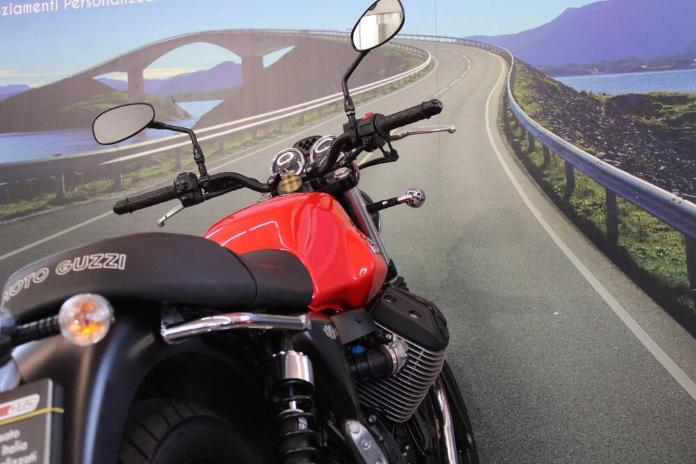 Moto Guzzi V7 II Stone (2015 - 17) (18)