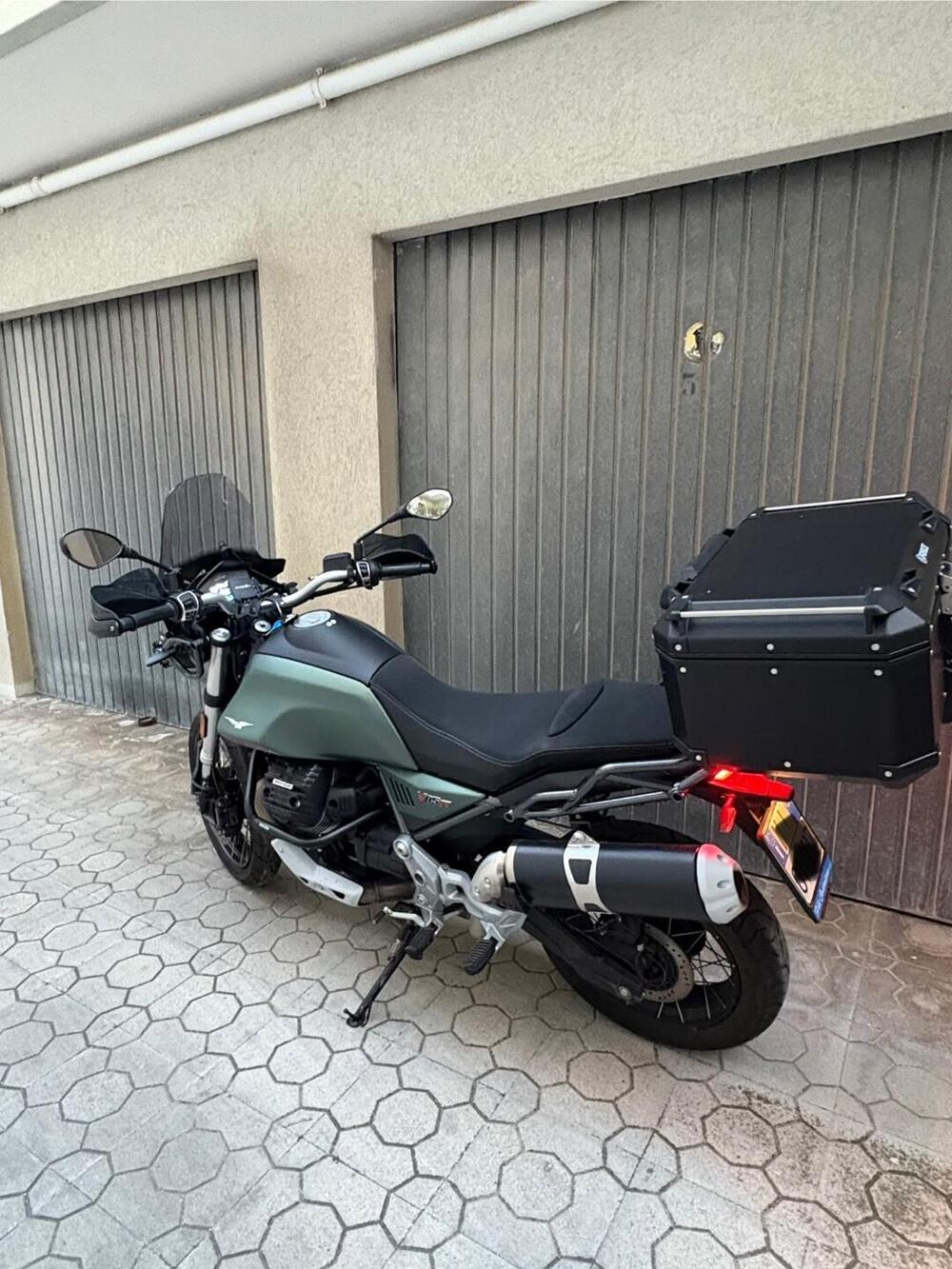 Moto Guzzi V85 TT (2021 - 23) (2)