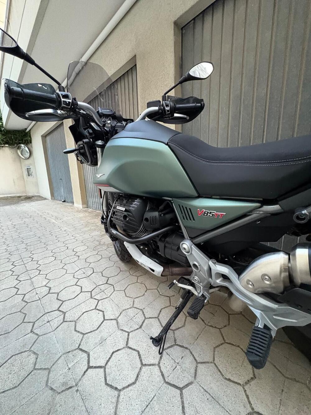 Moto Guzzi V85 TT (2021 - 23) (4)