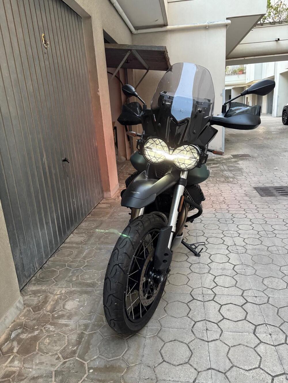 Moto Guzzi V85 TT (2021 - 23) (5)