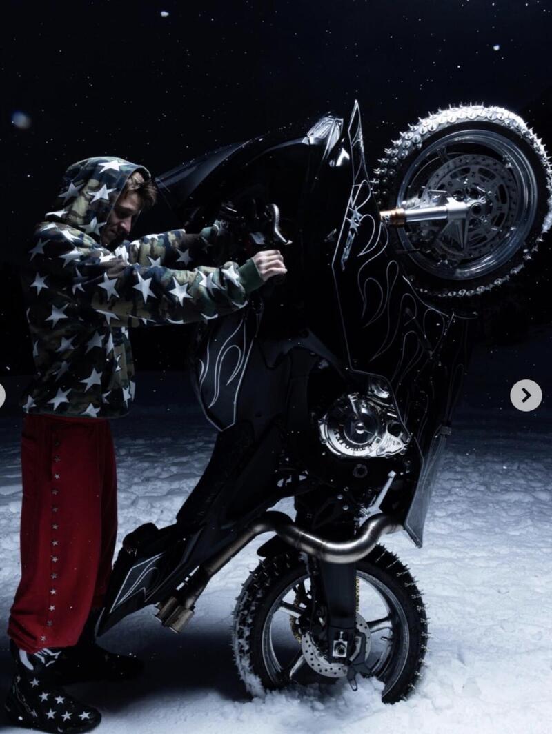 Quartararo sulla neve con una Yamaha R9 unica e incredibile [VIDEO]