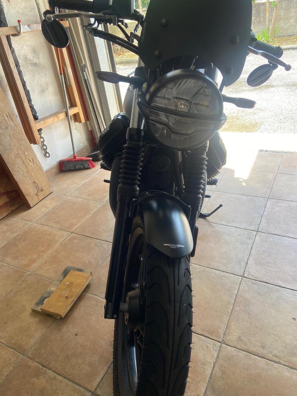 Moto Guzzi V7 Stone (2021 - 24)