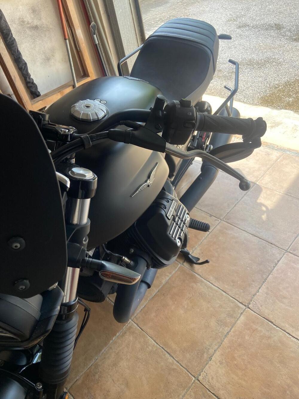 Moto Guzzi V7 Stone (2021 - 24) (2)